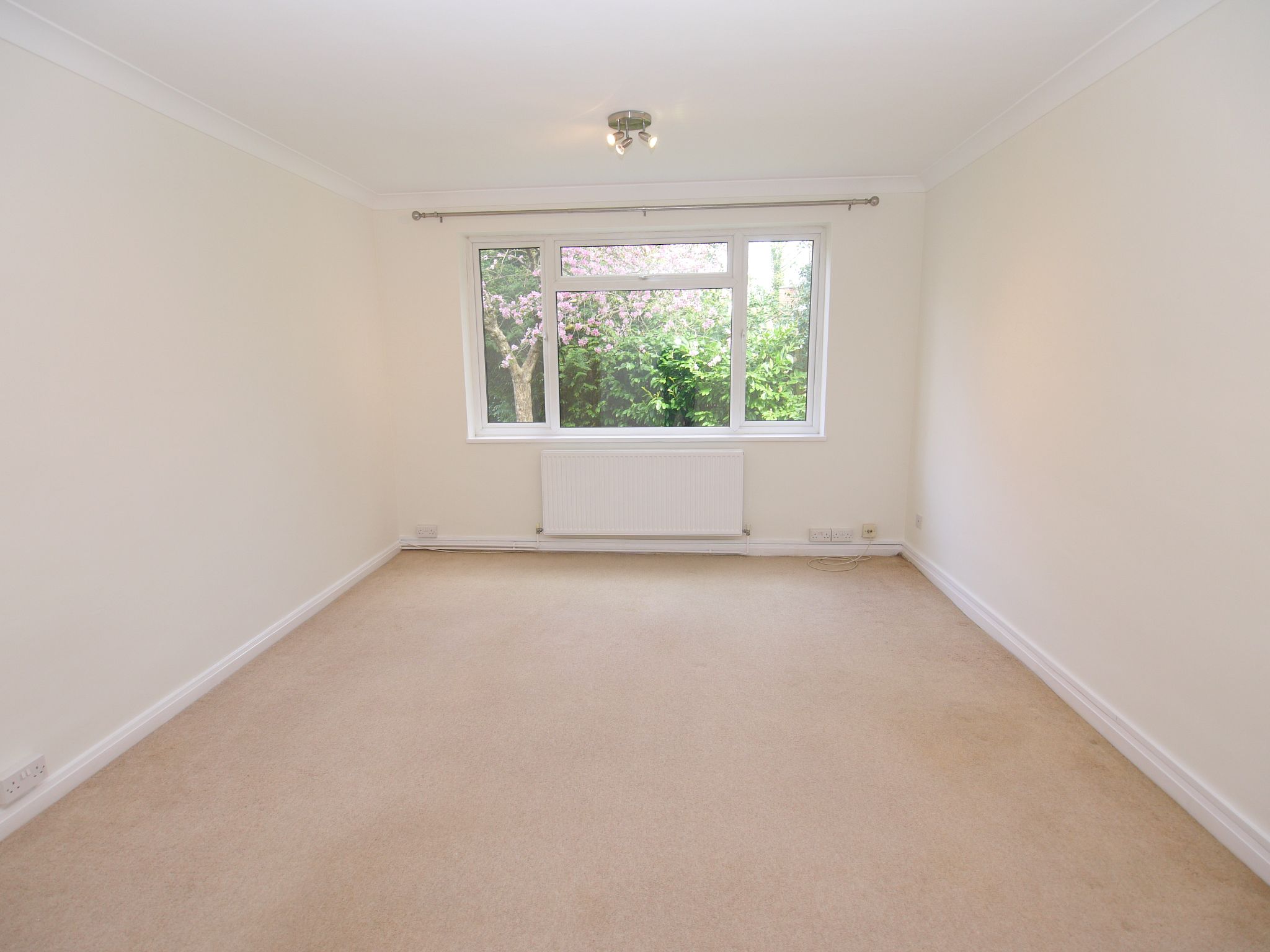 2 bedroom apartment For Sale in Sevenoaks - Photograph 3
