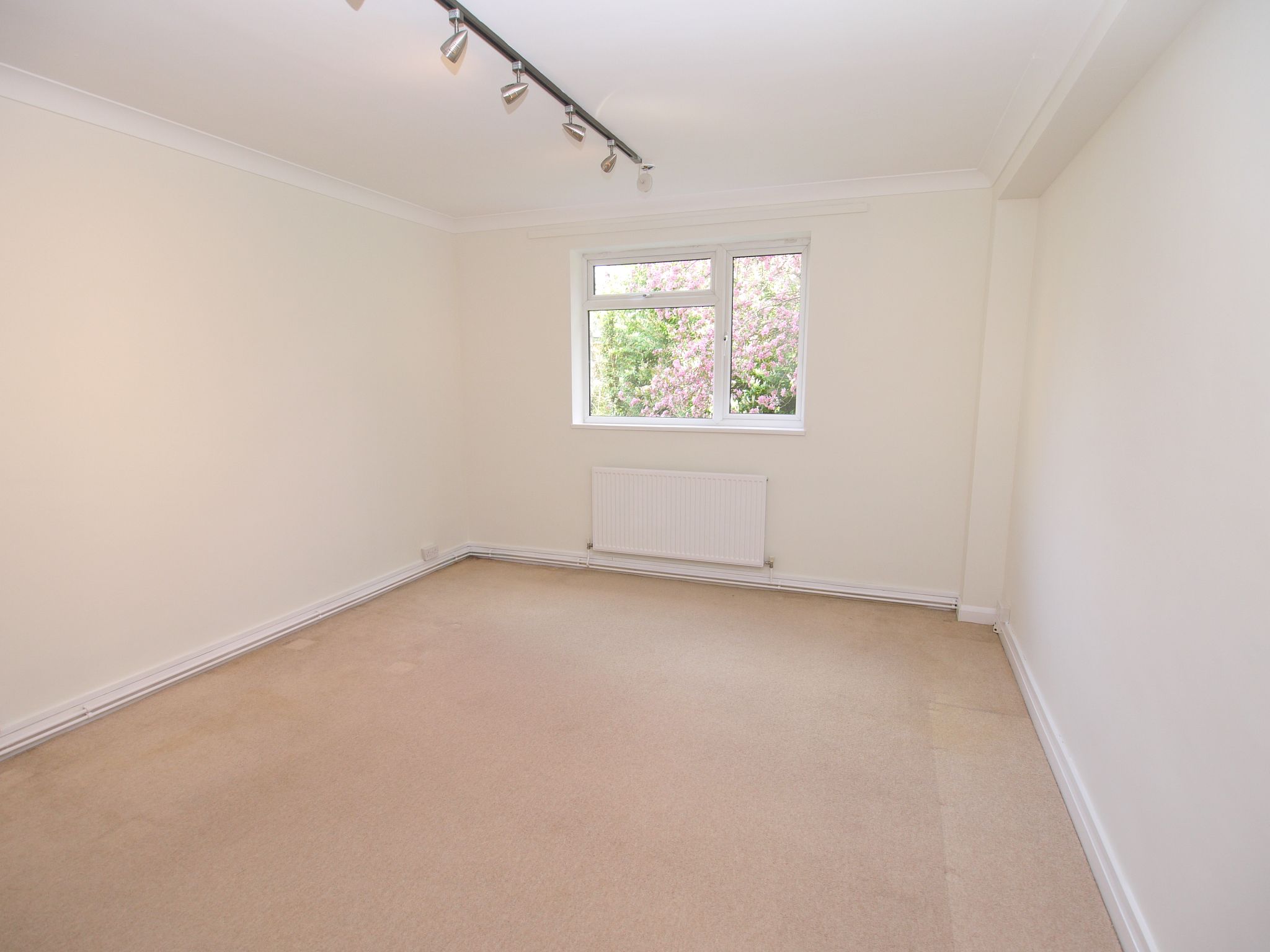 2 bedroom apartment For Sale in Sevenoaks - Photograph 4