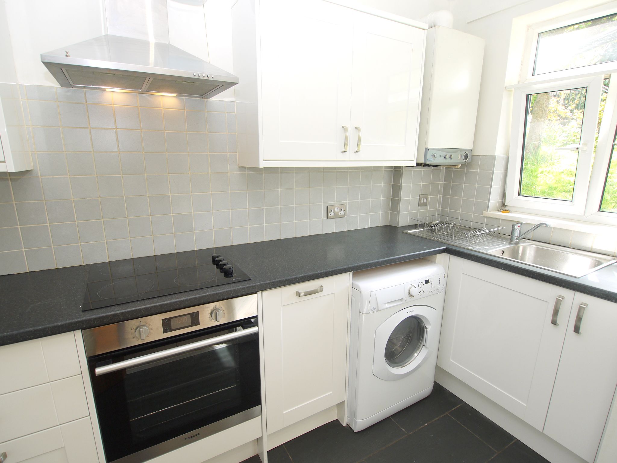 2 bedroom apartment For Sale in Sevenoaks - Photograph 6