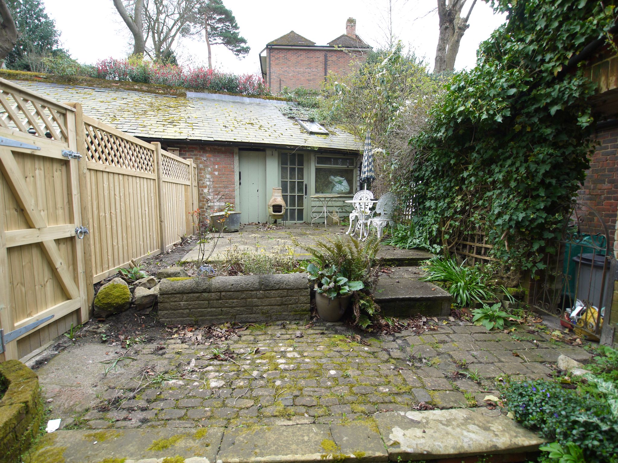 2 bedroom semi-detached house For Sale in Chipstead - Photograph 8