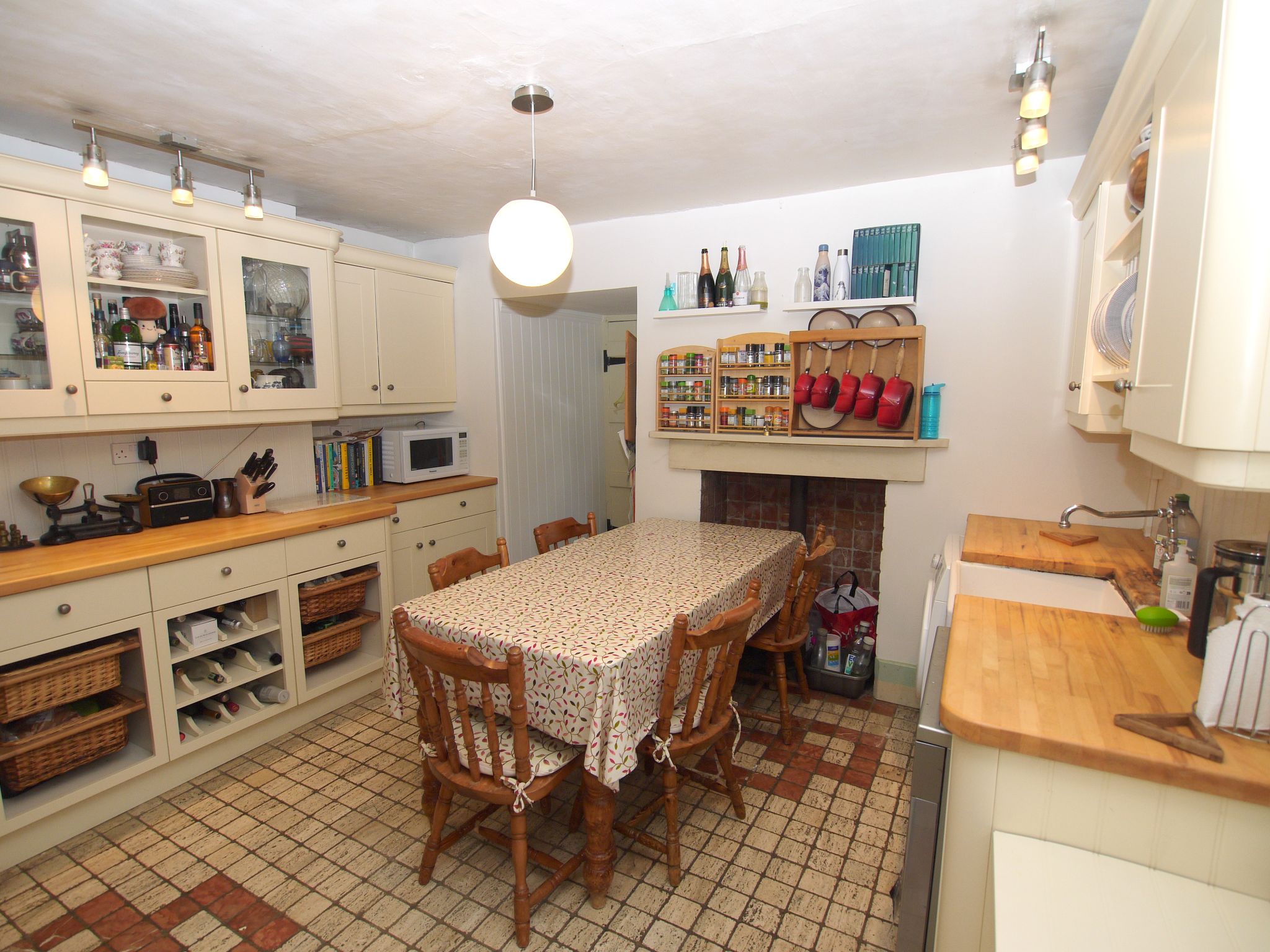 2 bedroom semi-detached house For Sale in Chipstead - Photograph 3