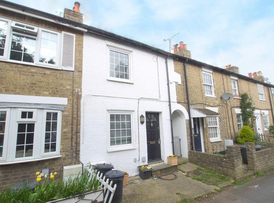 2 bedroom mid terraced house For Sale in Sevenoaks - Photograph 1