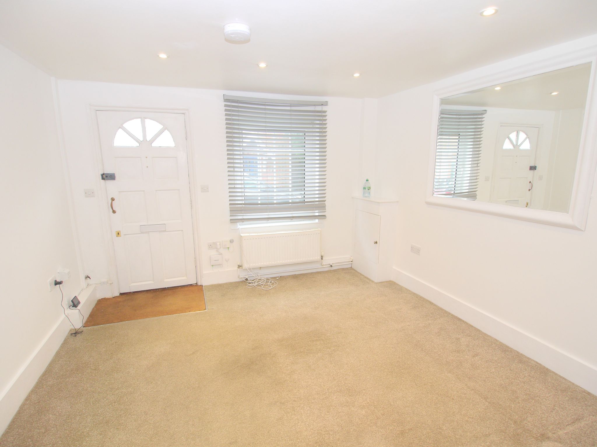 2 bedroom mid terraced house For Sale in Sevenoaks - Photograph 2