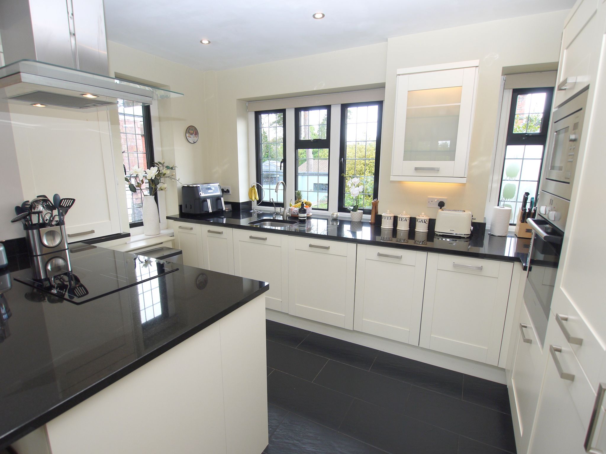 2 bedroom apartment For Sale in Sevenoaks - Property photograph