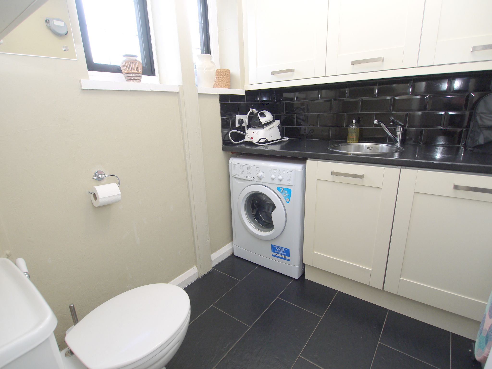 2 bedroom apartment For Sale in Sevenoaks - Photograph 7