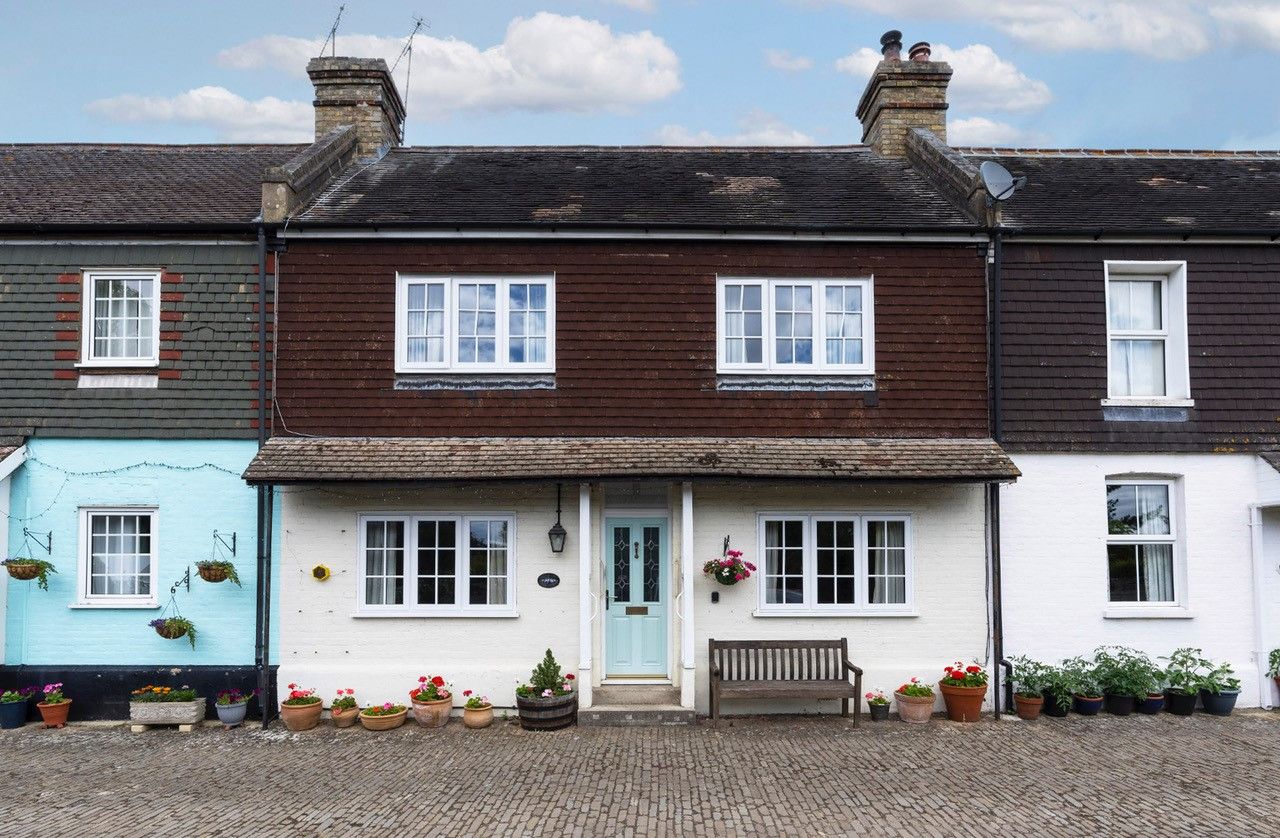 2 bedroom mid terraced house For Sale in Sevenoaks - Photograph 1
