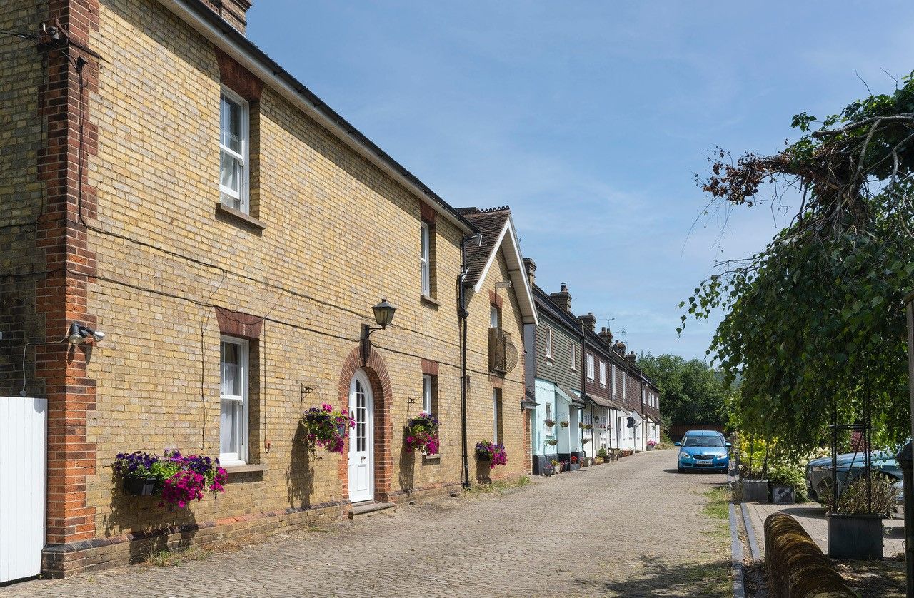 2 bedroom mid terraced house For Sale in Sevenoaks - Photograph 10