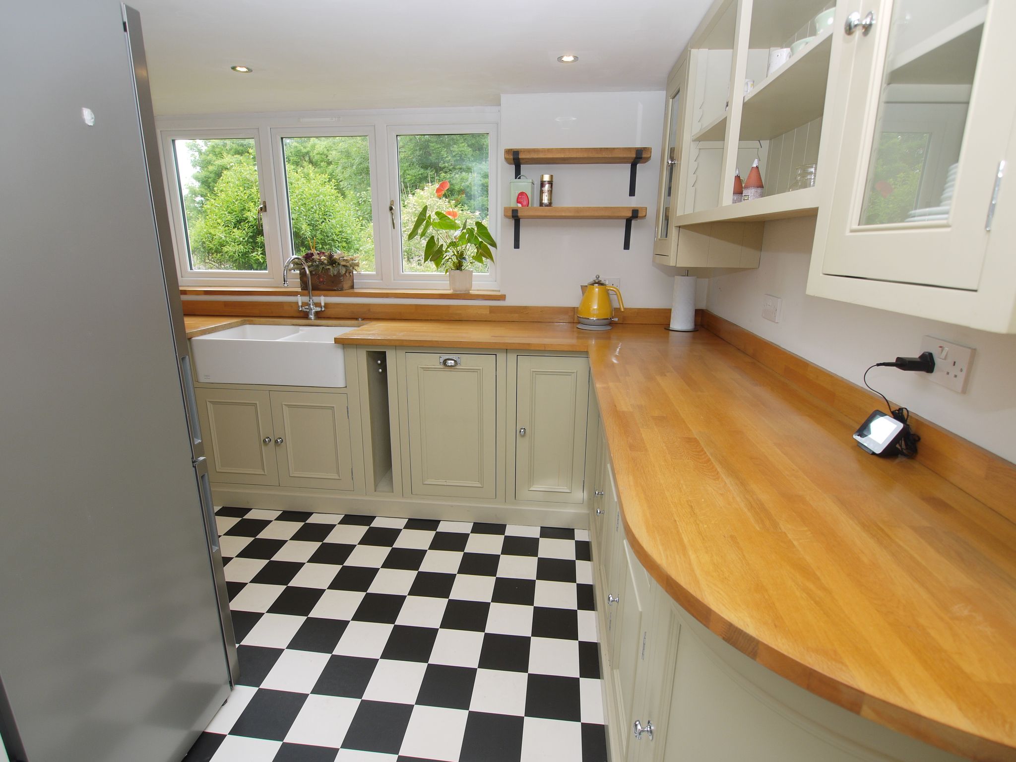 2 bedroom mid terraced house For Sale in Sevenoaks - Photograph 5