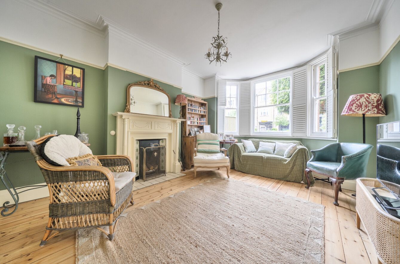 6 bedroom semi-detached house For Sale in Sevenoaks - Property photograph