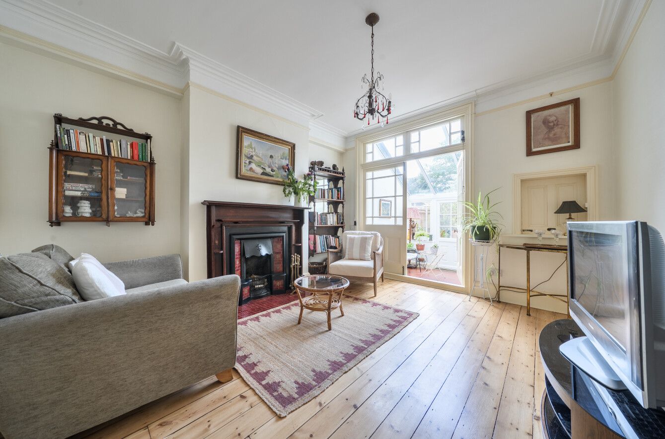 6 bedroom semi-detached house For Sale in Sevenoaks - Property photograph