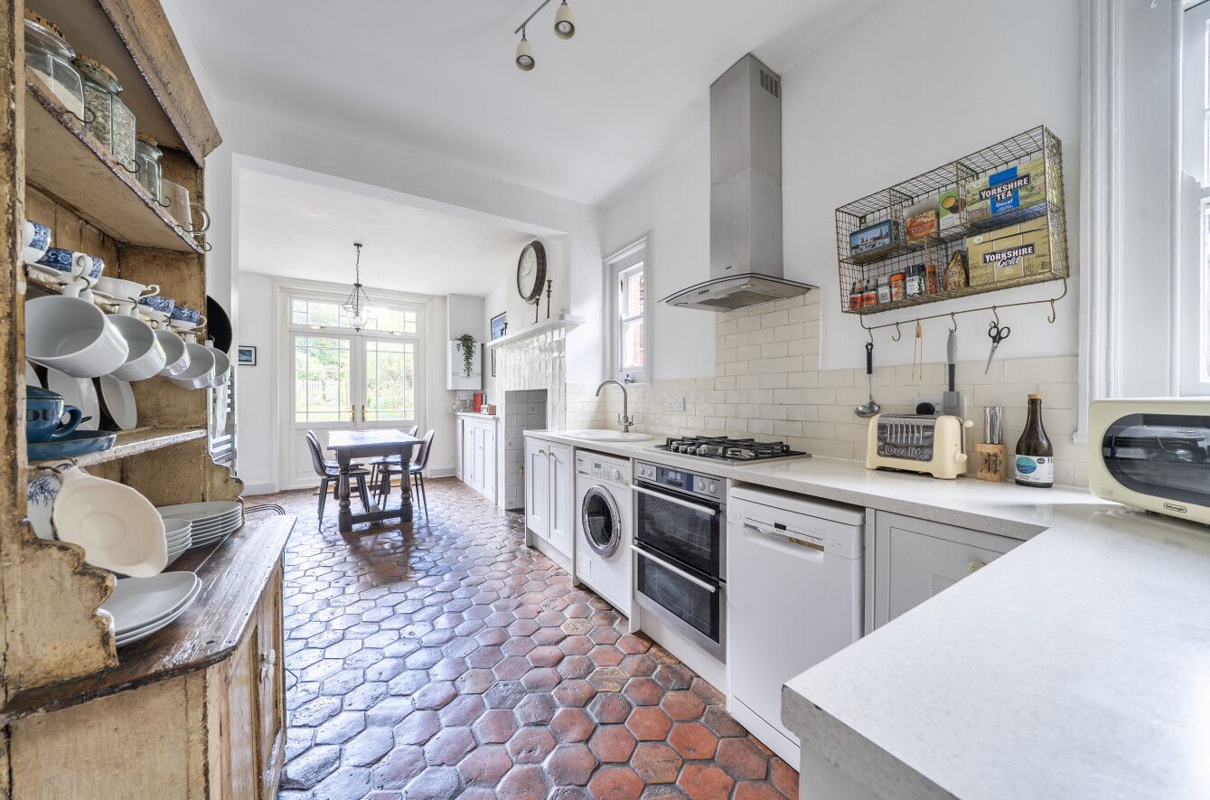 6 bedroom semi-detached house For Sale in Sevenoaks - Photograph 4