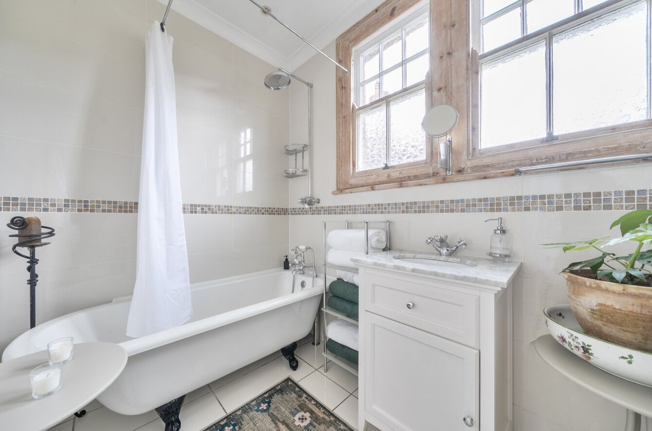 6 bedroom semi-detached house For Sale in Sevenoaks - Photograph 13