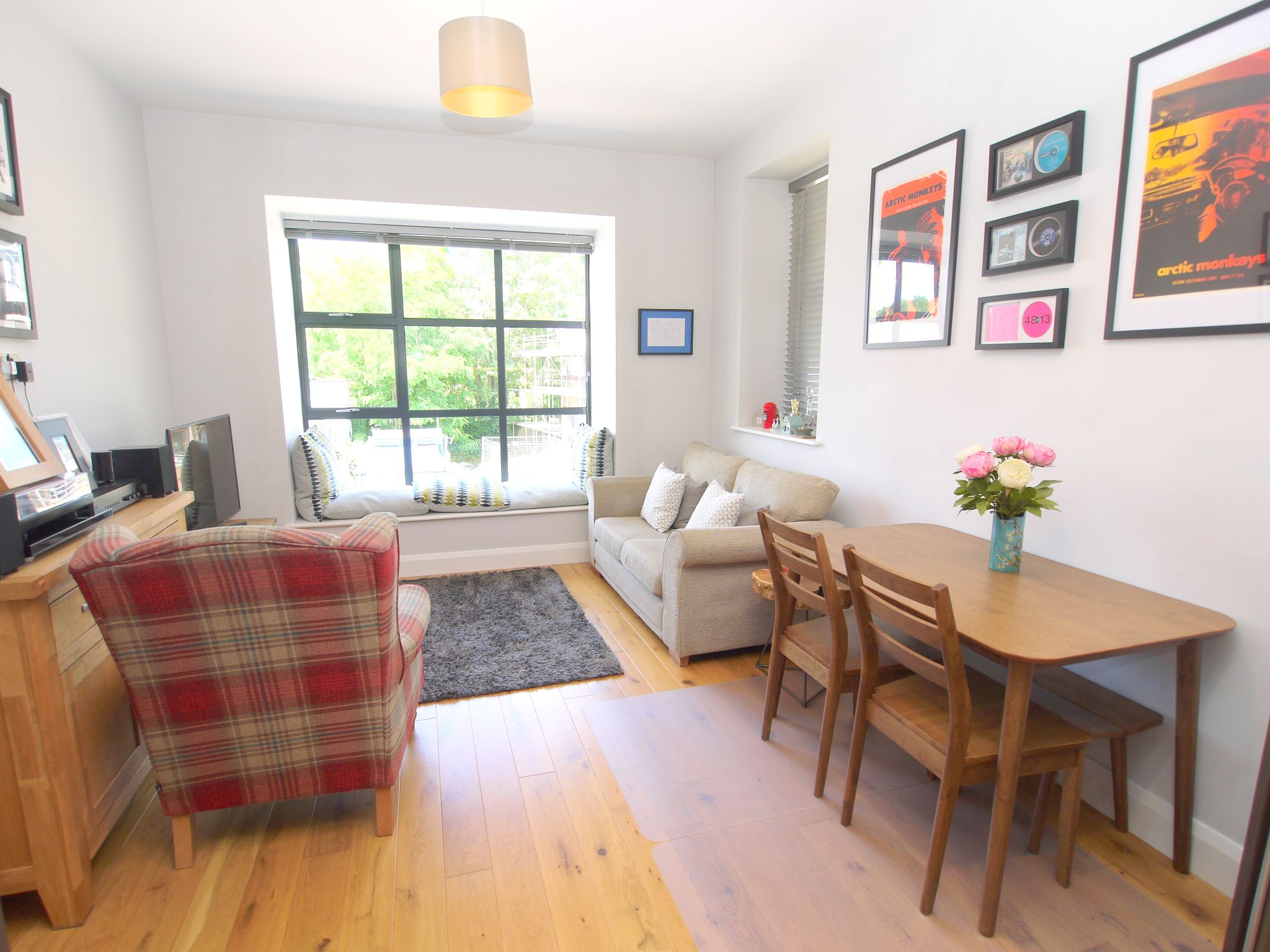 2 bedroom apartment For Sale in Sevenoaks - Property photograph