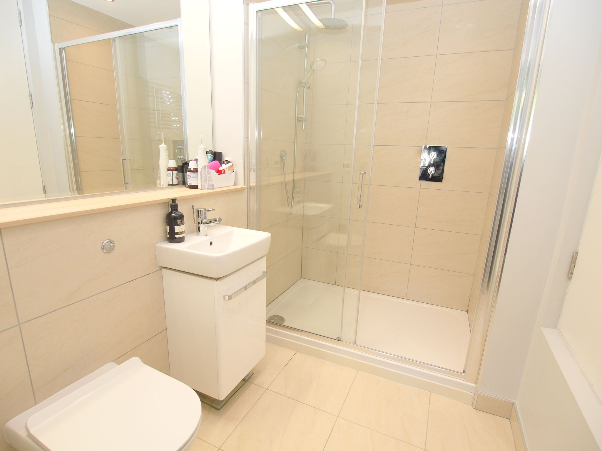 2 bedroom apartment For Sale in Sevenoaks - Photograph 6