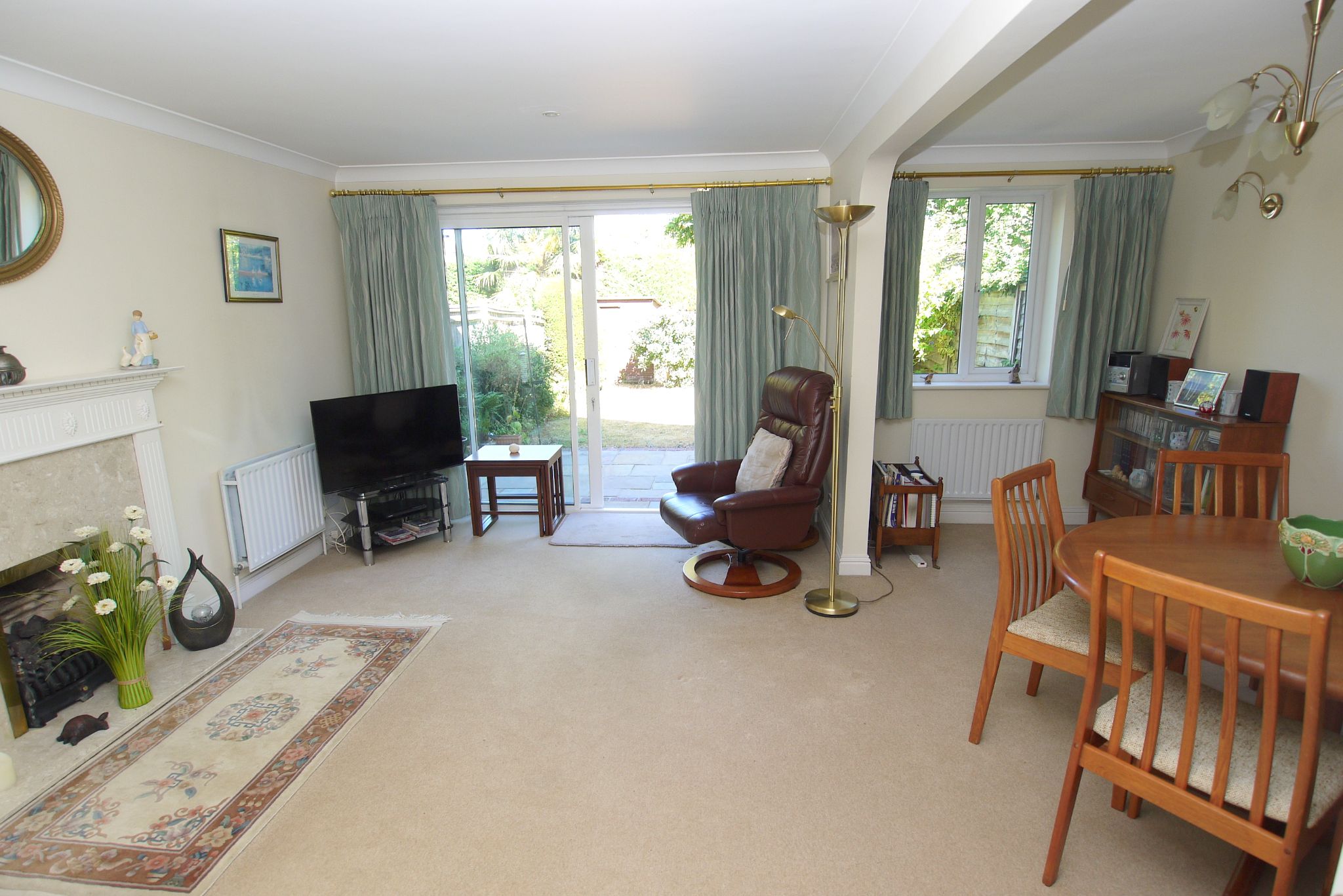4 bedroom link detached house For Sale in Riverhead - Property photograph