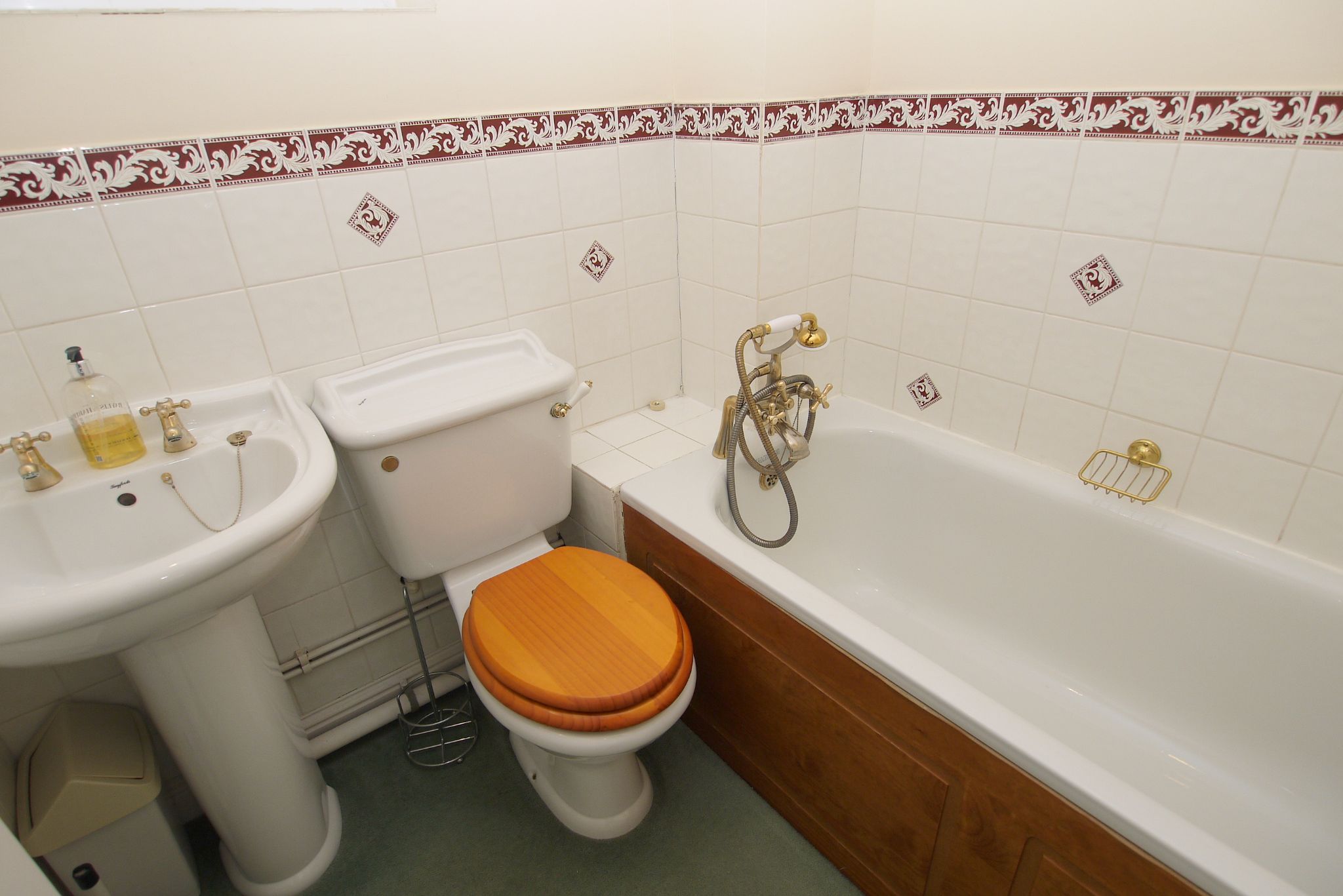 4 bedroom link detached house For Sale in Riverhead - Photograph 9