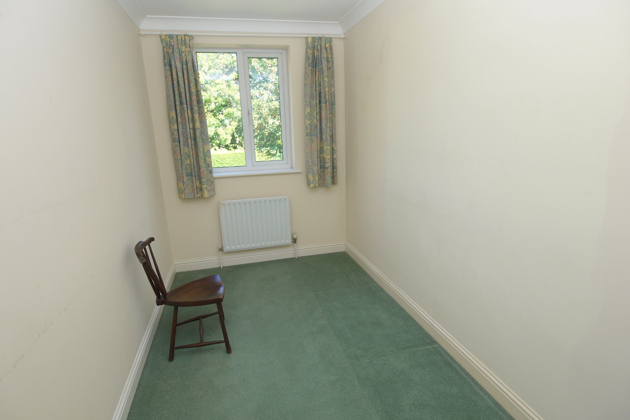 4 bedroom link detached house For Sale in Riverhead - Photograph 8