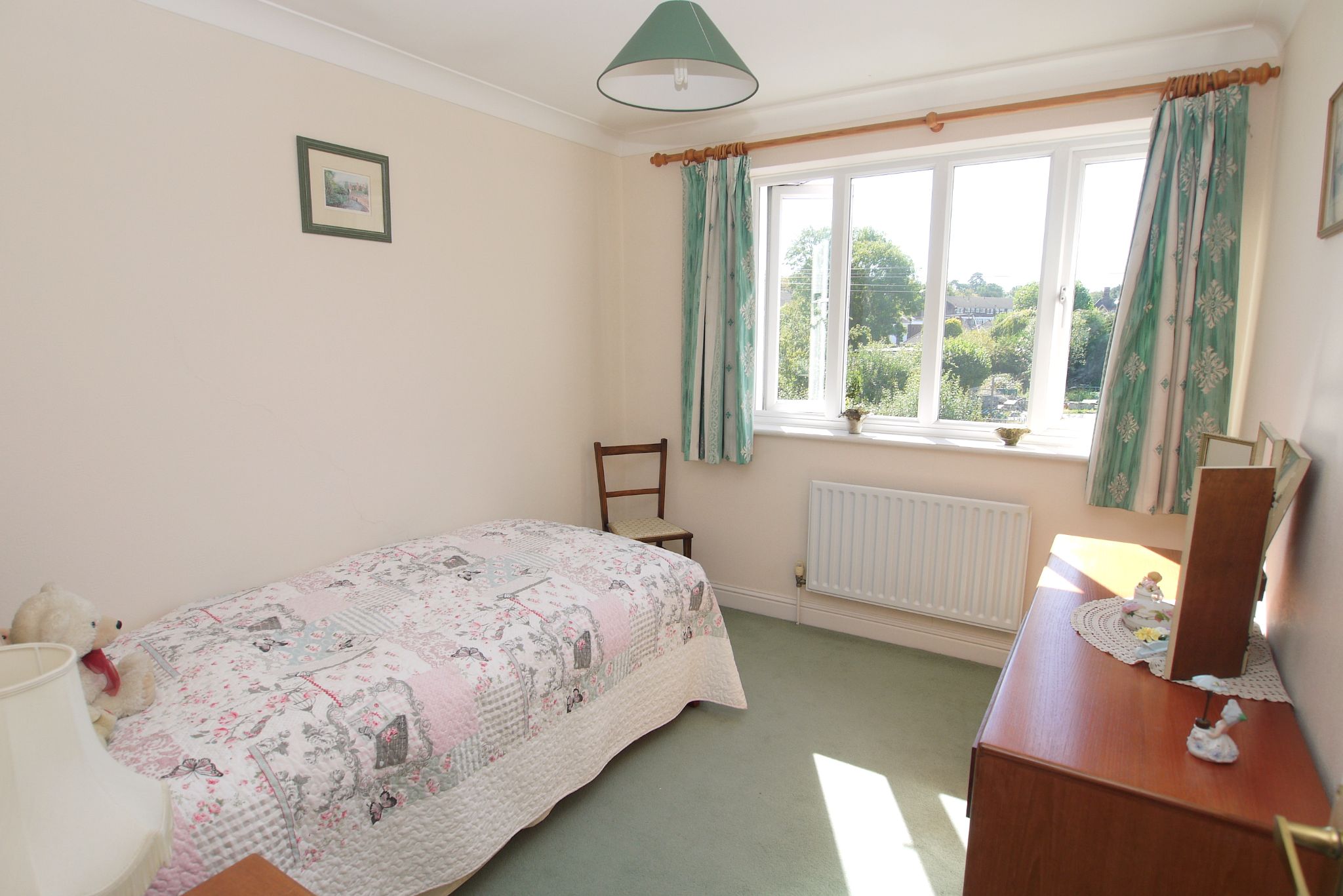 4 bedroom link detached house For Sale in Riverhead - Photograph 7
