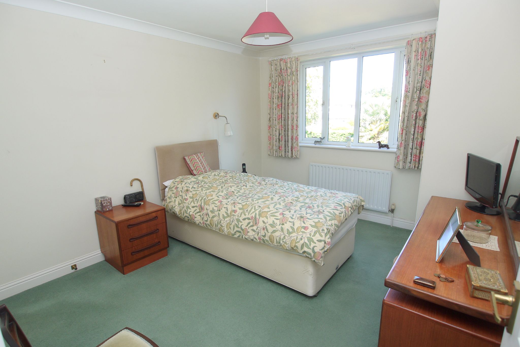 4 bedroom link detached house For Sale in Riverhead - Photograph 5