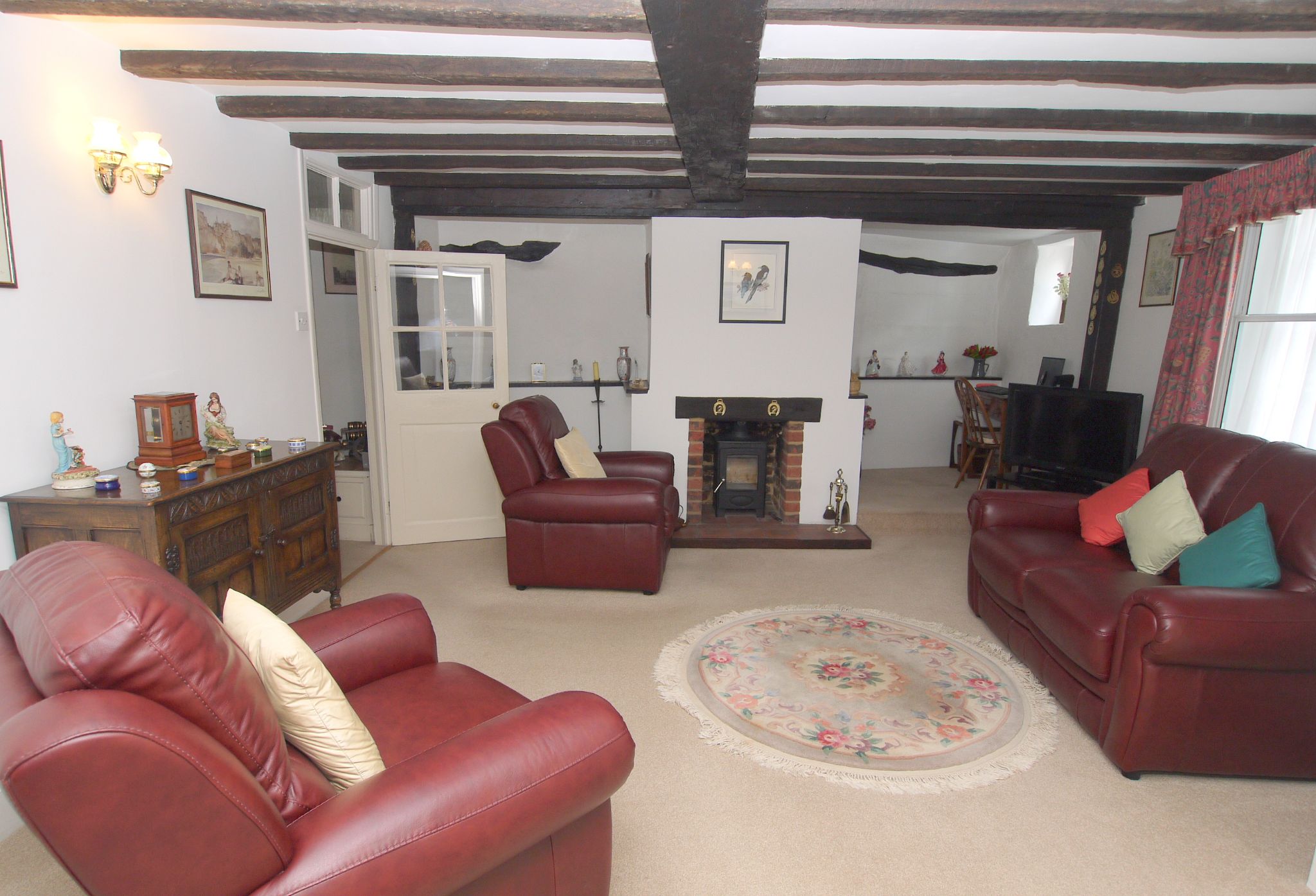 3 bedroom detached house For Sale in Sevenoaks - Photograph 2