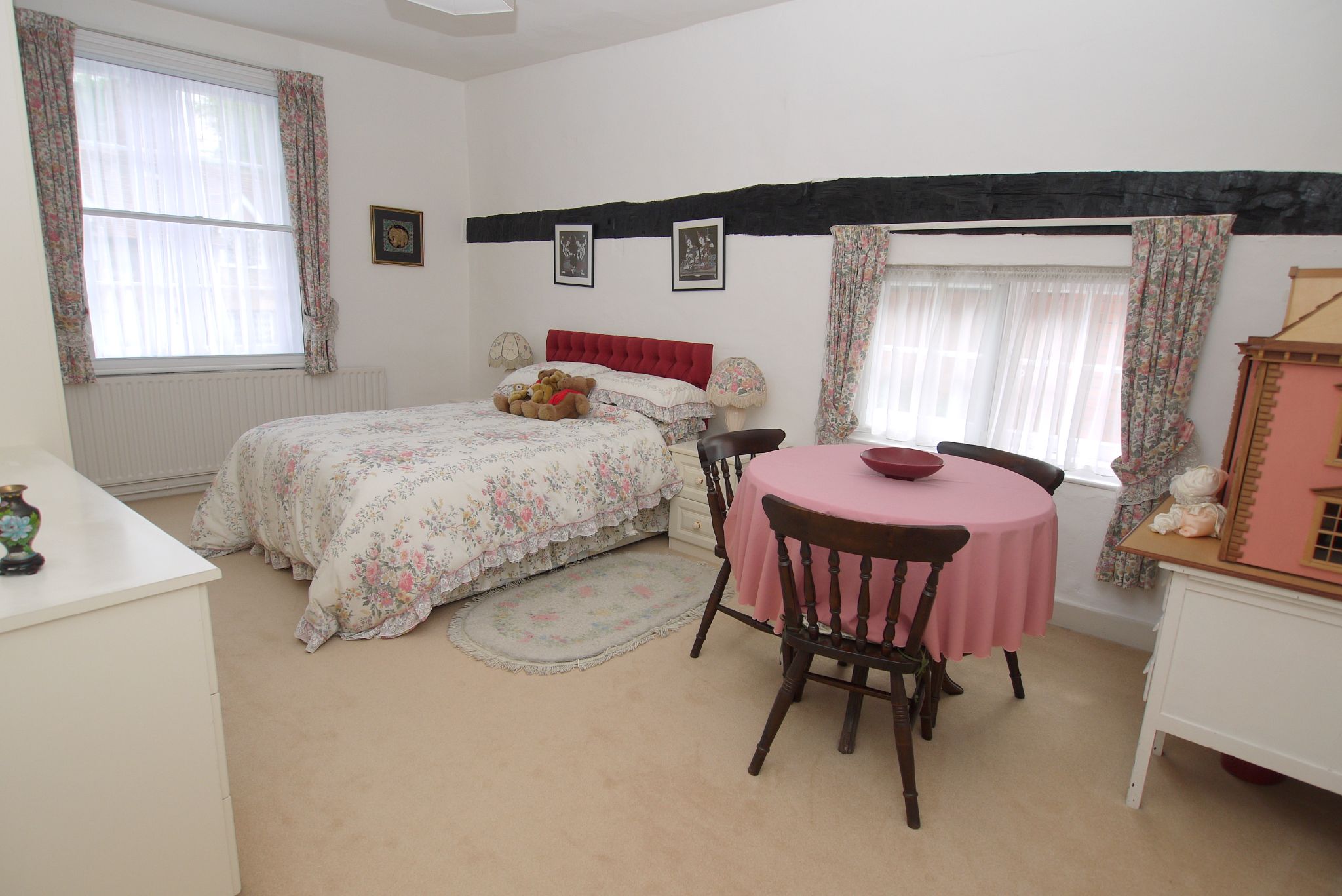 3 bedroom detached house For Sale in Sevenoaks - Photograph 8