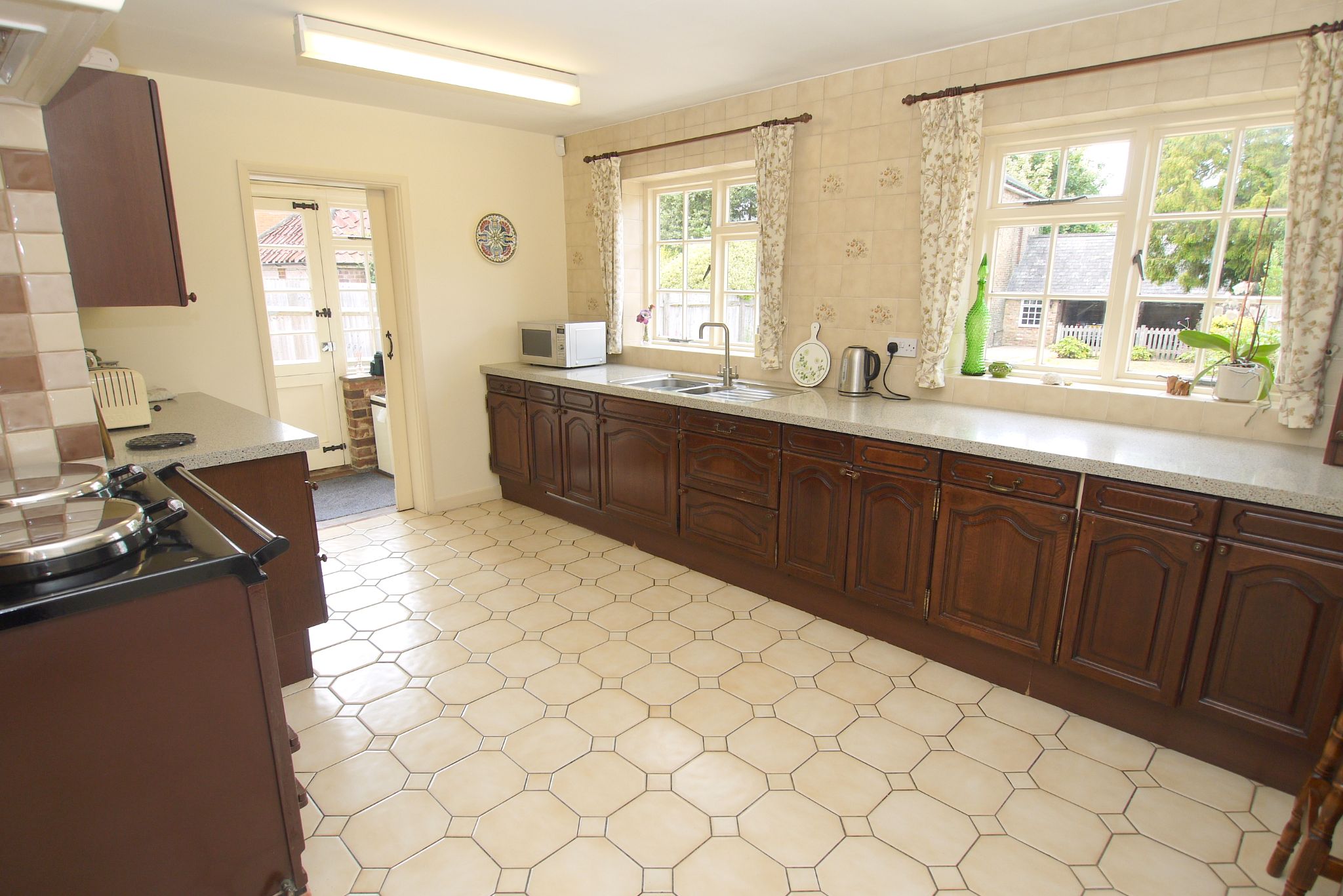 3 bedroom detached house For Sale in Sevenoaks - Photograph 6