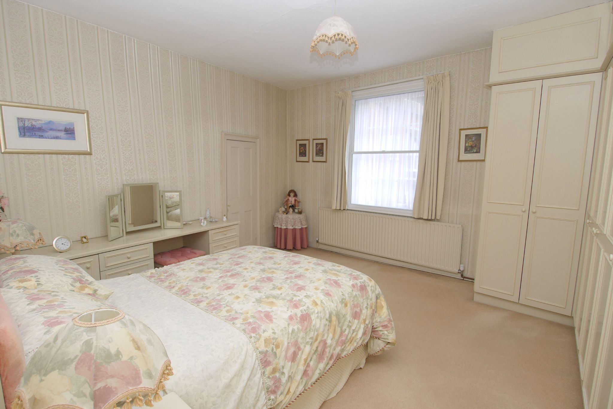 3 bedroom detached house For Sale in Sevenoaks - Photograph 7