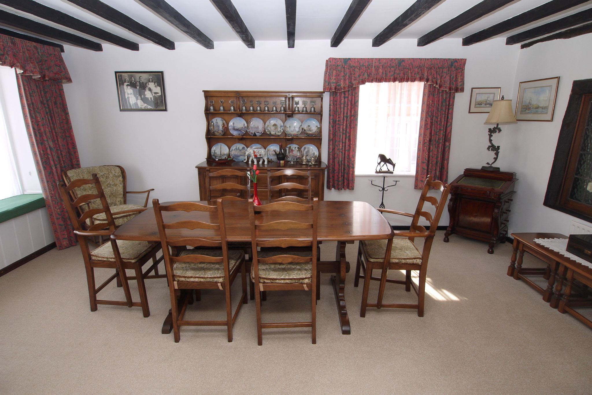 3 bedroom detached house For Sale in Sevenoaks - Photograph 3