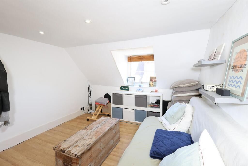 2 bedroom mid terraced house For Sale in Sevenoaks - Photograph 7