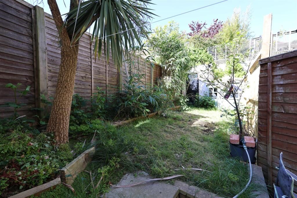 2 bedroom mid terraced house For Sale in Sevenoaks - Photograph 8