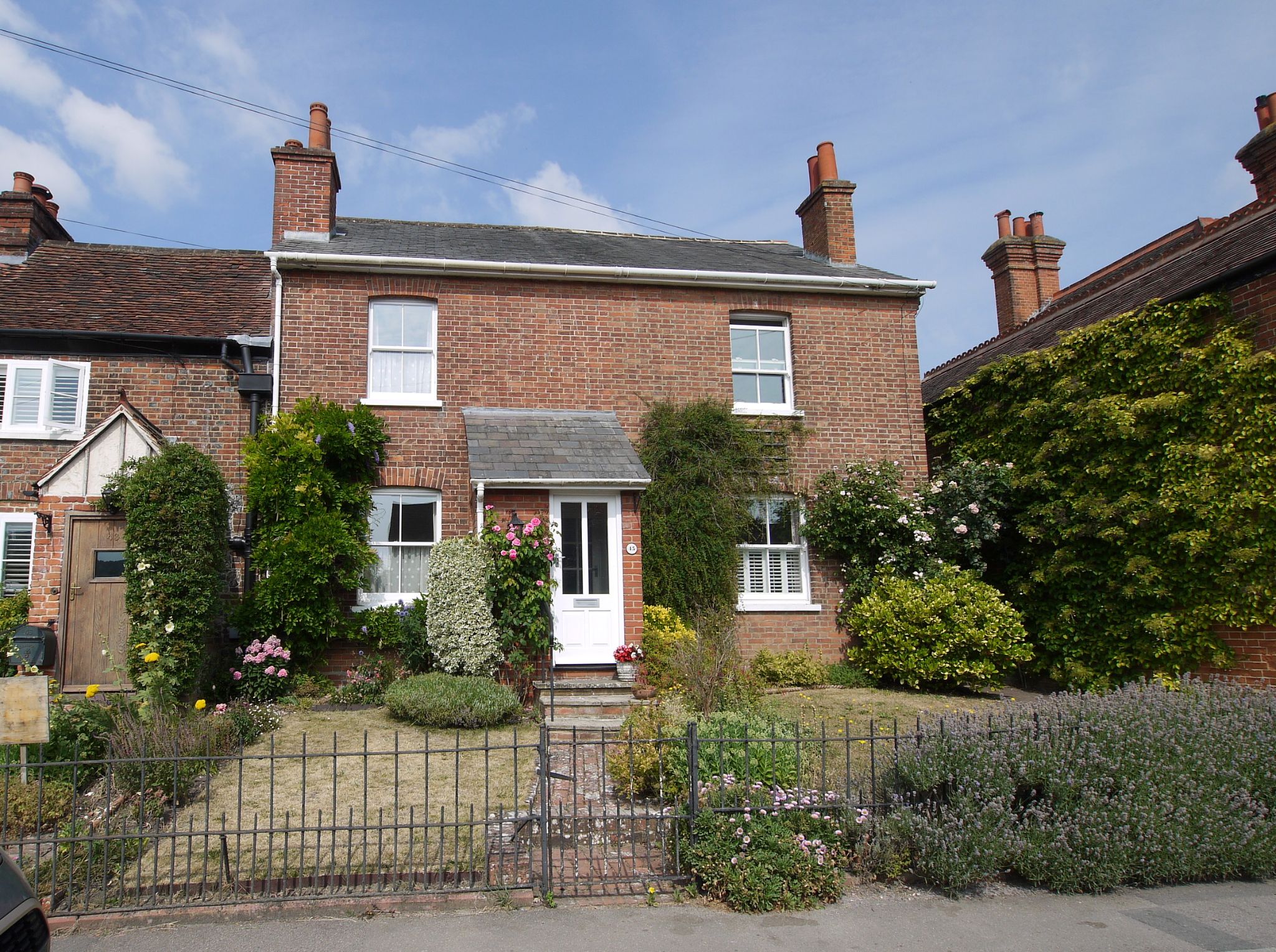 2 bedroom mid terraced house For Sale in Sevenoaks - Property photograph