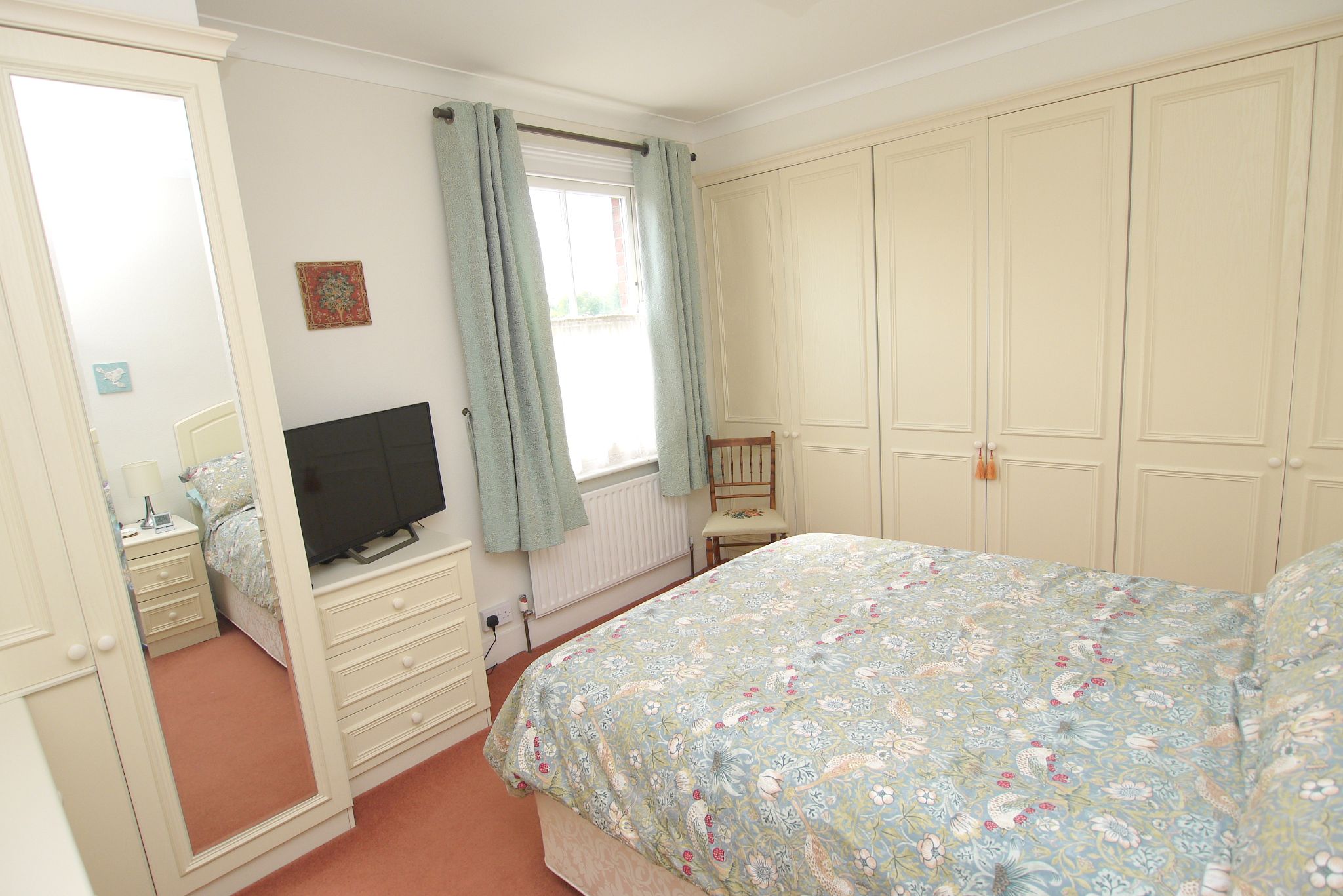 2 bedroom mid terraced house For Sale in Sevenoaks - Photograph 5