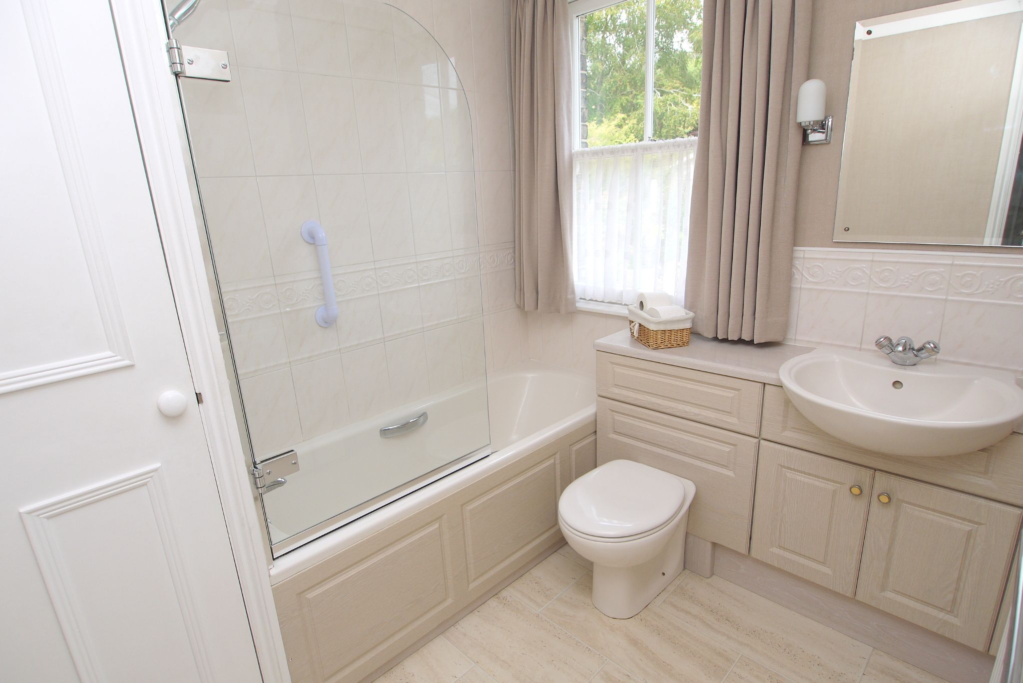 2 bedroom mid terraced house For Sale in Sevenoaks - Photograph 7