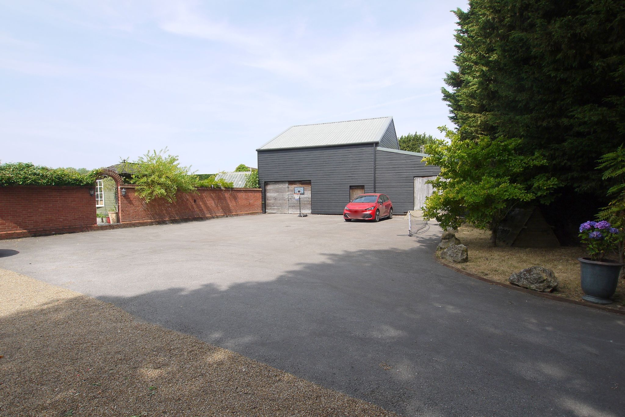 6 bedroom detached house For Sale in Sevenoaks - Photograph 8
