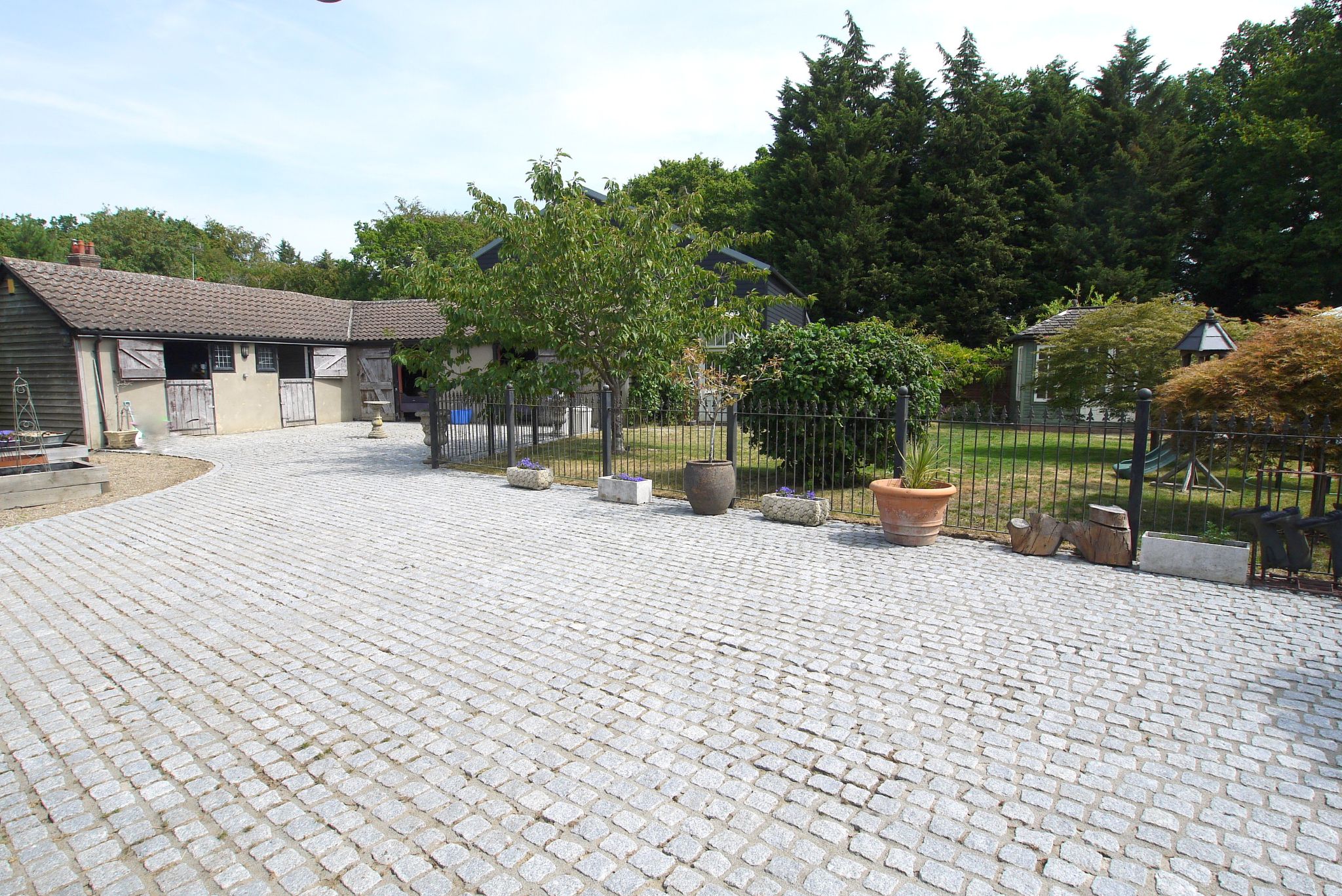 6 bedroom detached house For Sale in Sevenoaks - Photograph 6