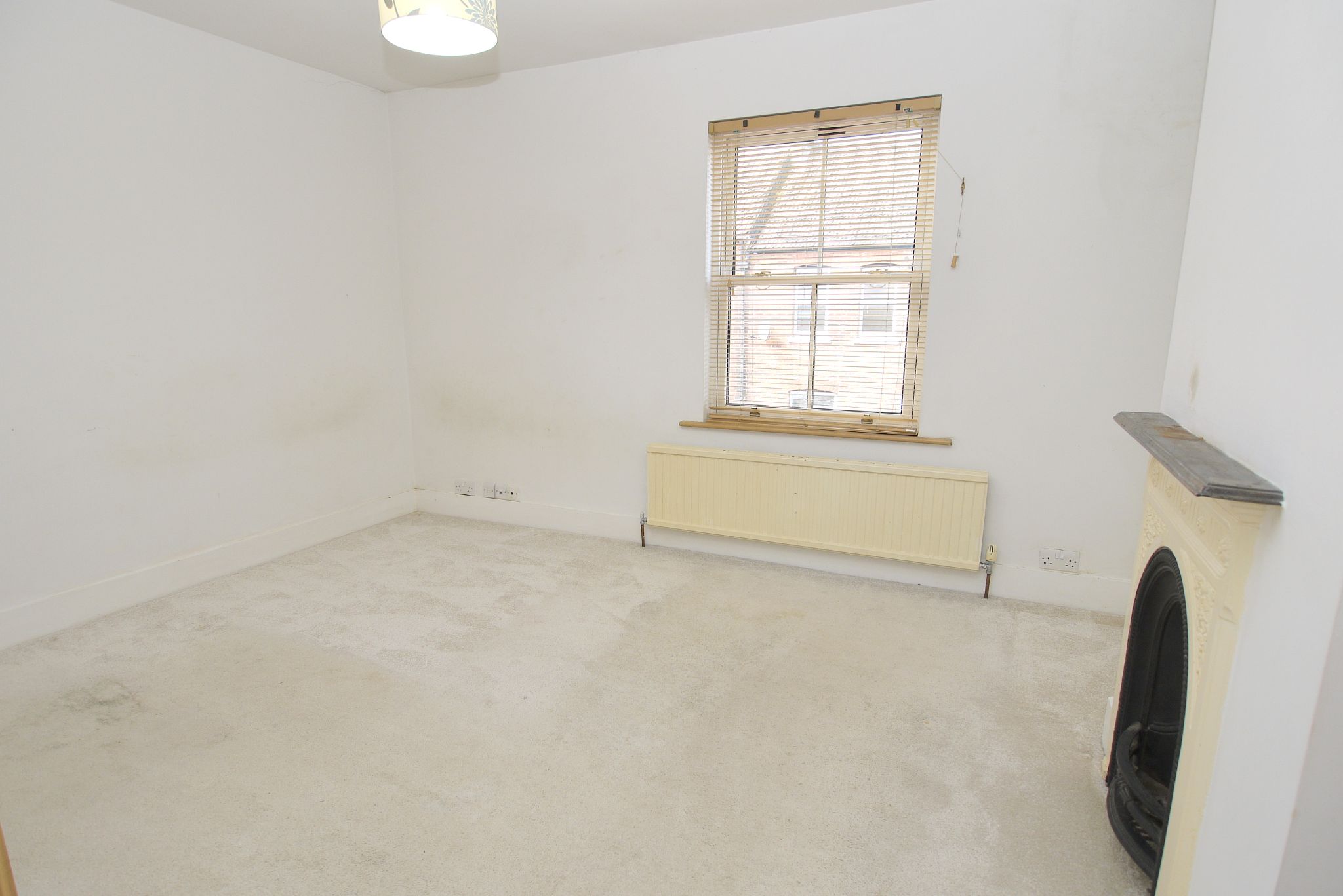 2 bedroom mid terraced house For Sale in Sevenoaks - Photograph 6