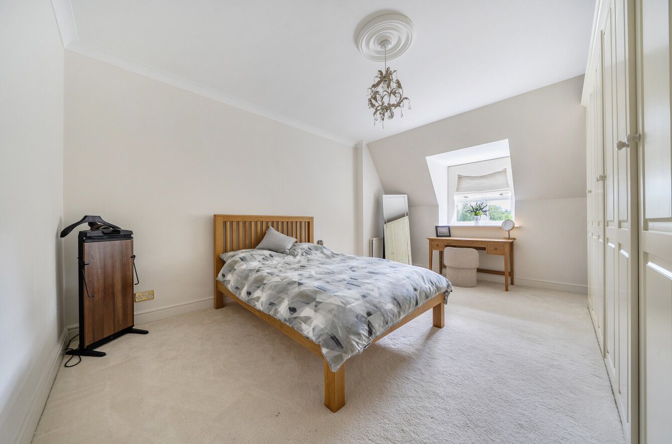 2 bedroom apartment For Sale in Sevenoaks - Photograph 10