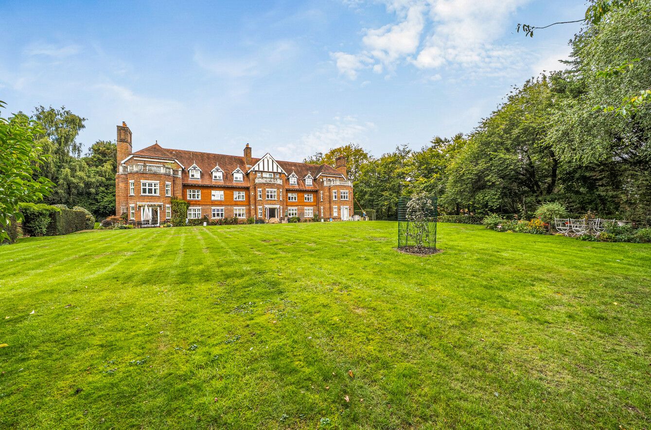 2 bedroom apartment For Sale in Sevenoaks - Photograph 12