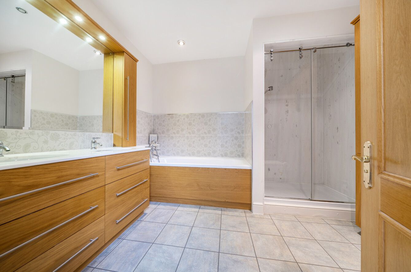 2 bedroom apartment For Sale in Sevenoaks - Photograph 8