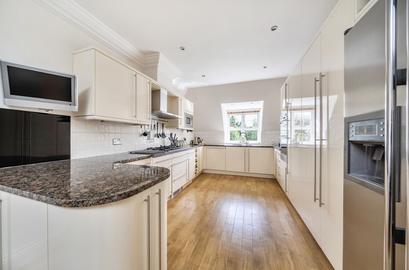 2 bedroom apartment For Sale in Sevenoaks - Photograph 5