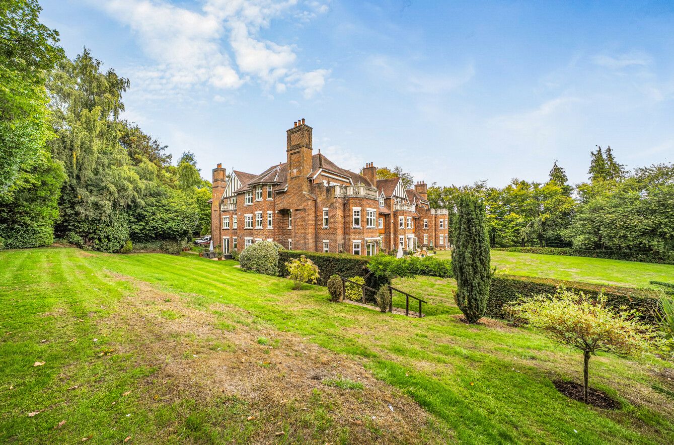 2 bedroom apartment For Sale in Sevenoaks - Property photograph