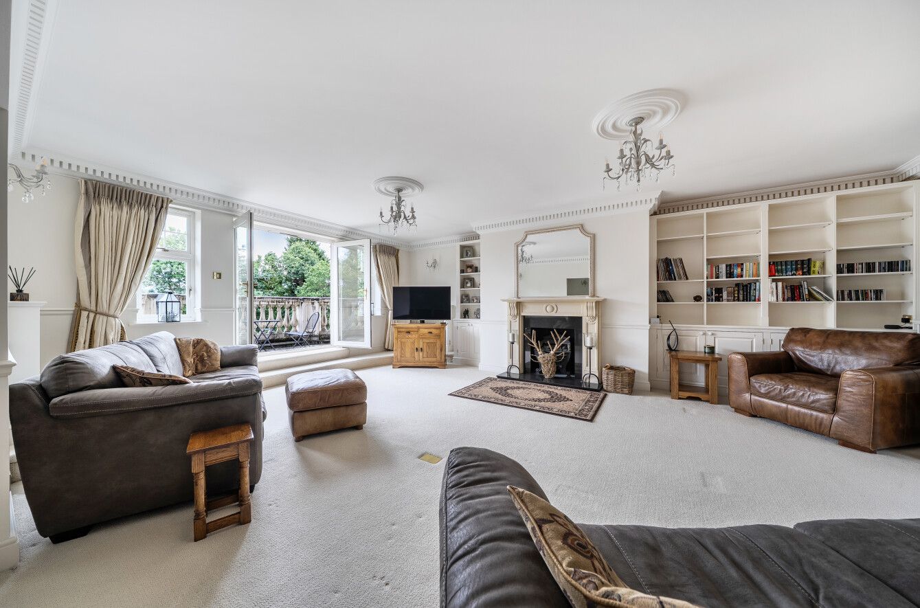 2 bedroom apartment For Sale in Sevenoaks - Property photograph