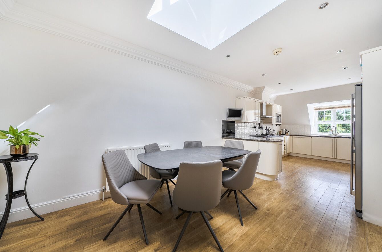 2 bedroom apartment For Sale in Sevenoaks - Property photograph