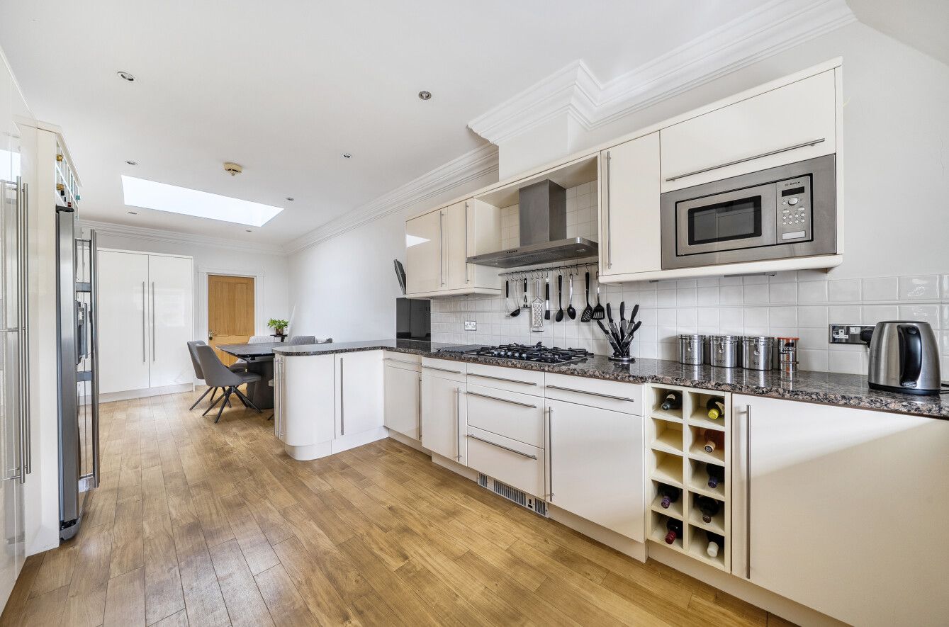 2 bedroom apartment For Sale in Sevenoaks - Photograph 4