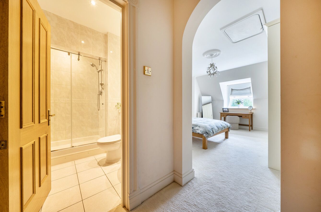 2 bedroom apartment For Sale in Sevenoaks - Photograph 9