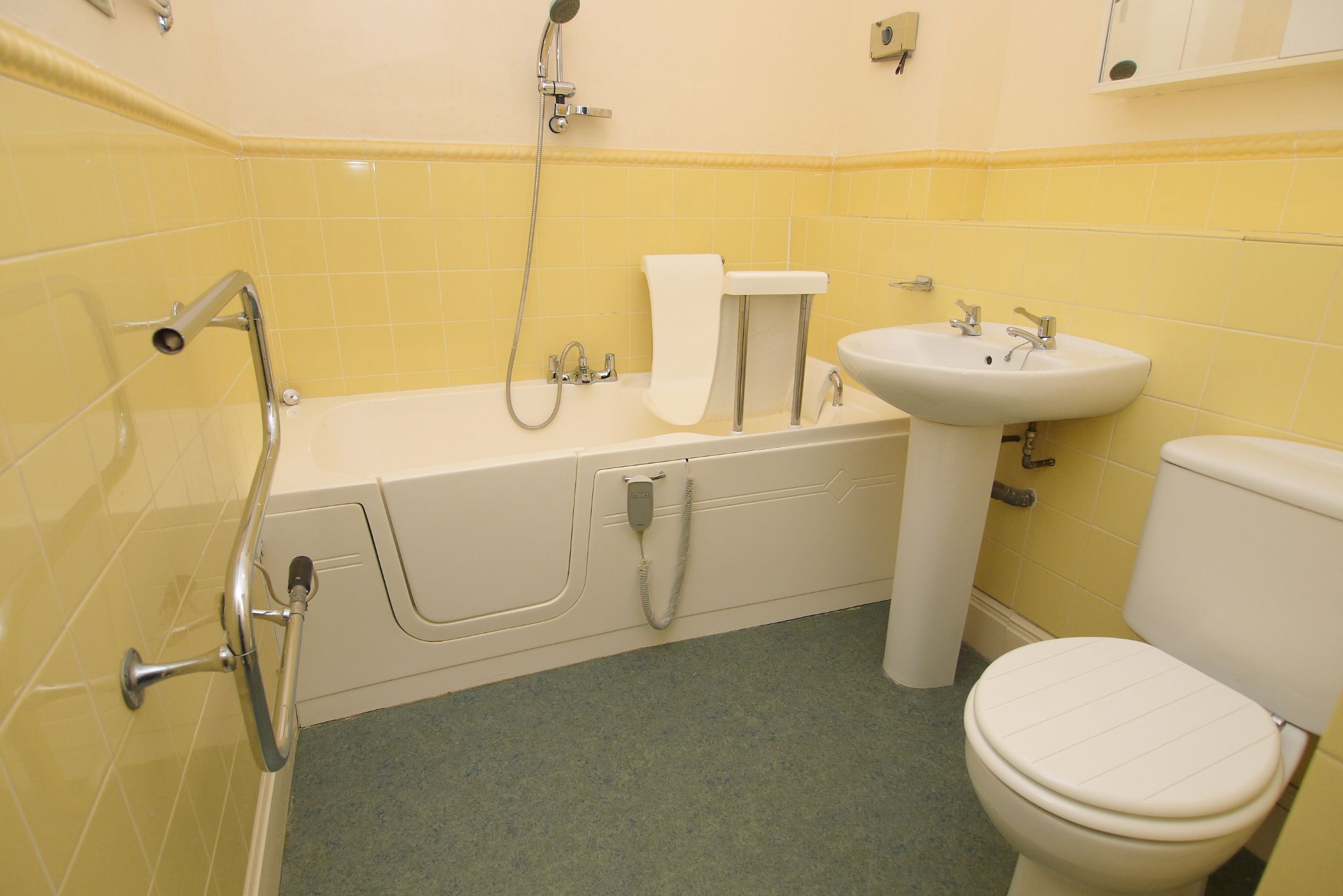 2 bedroom apartment For Sale in Sevenoaks - Photograph 7