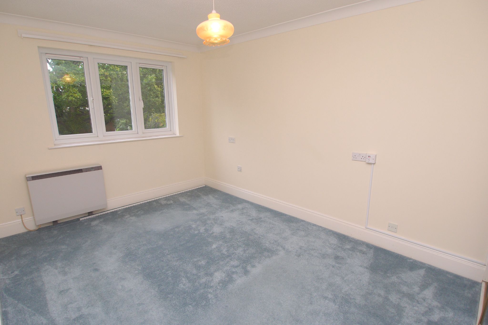2 bedroom apartment For Sale in Sevenoaks - Property photograph