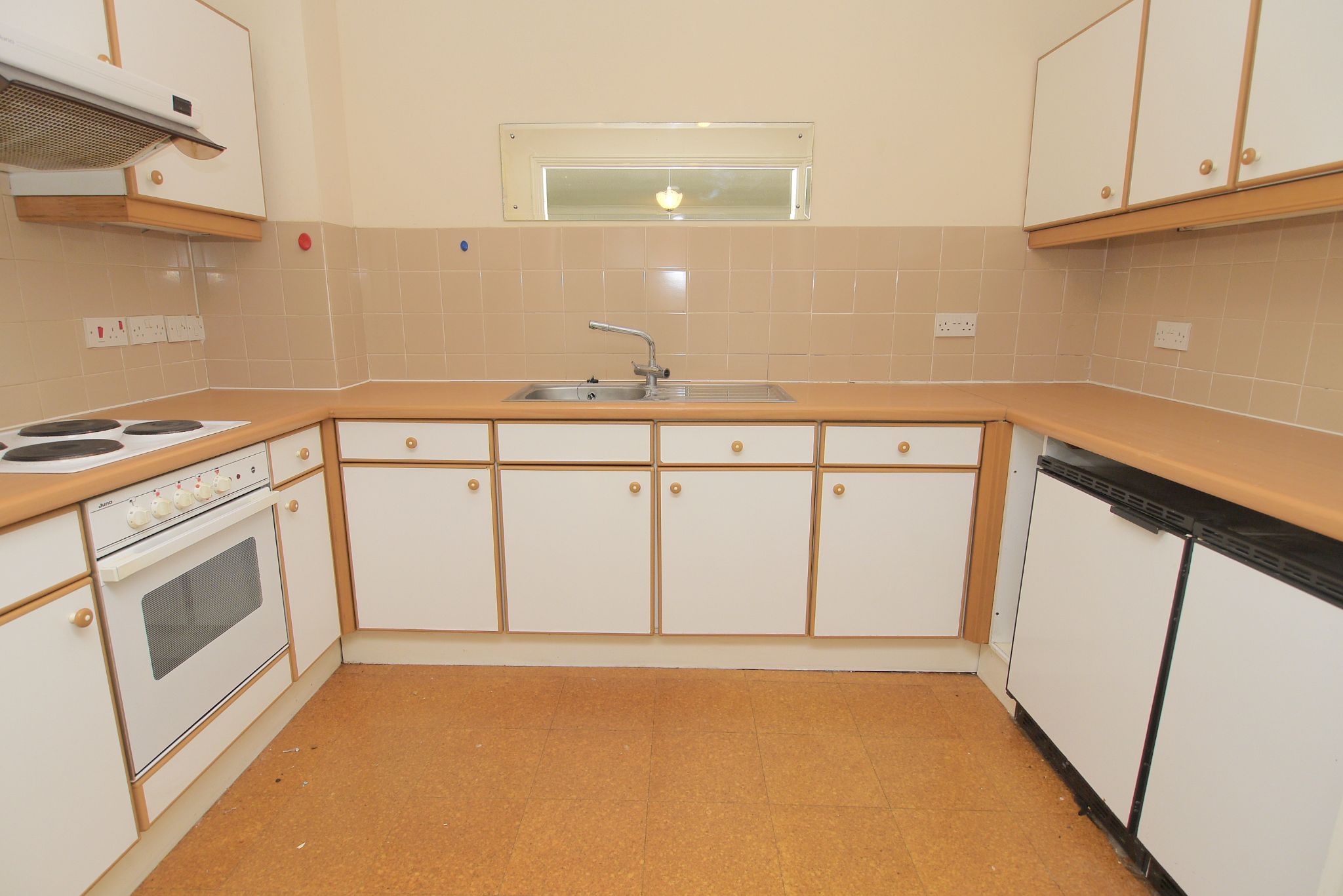 2 bedroom apartment For Sale in Sevenoaks - Photograph 4