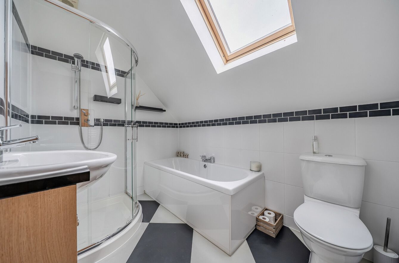 5 bedroom detached house For Sale in Sevenoaks - Photograph 11