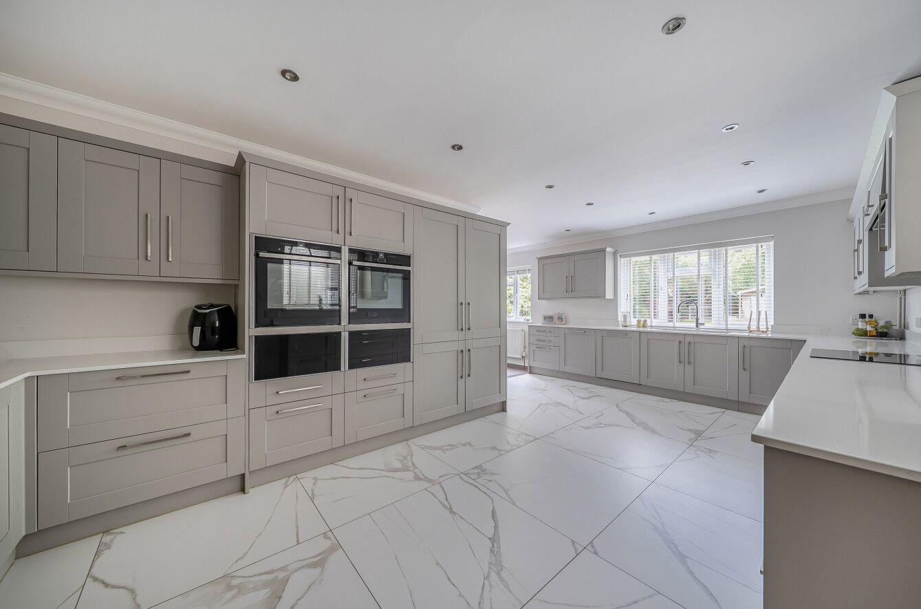 5 bedroom detached house For Sale in Sevenoaks - Photograph 5